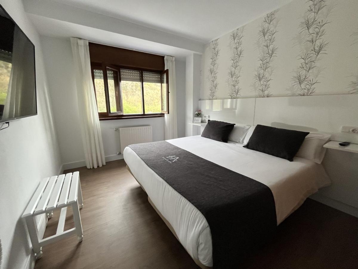 Hotel Avelina Onís Buitenkant foto